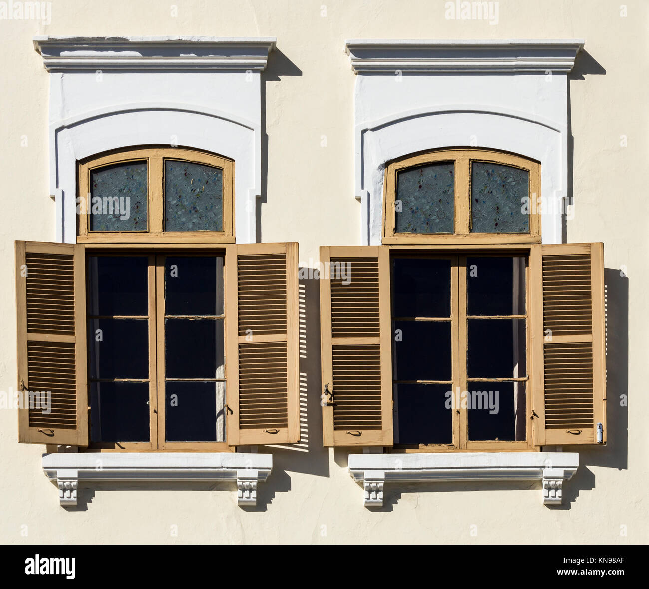 Fensterläden aus Holz unter Windows auf Gebäude in Spanien Stockfoto