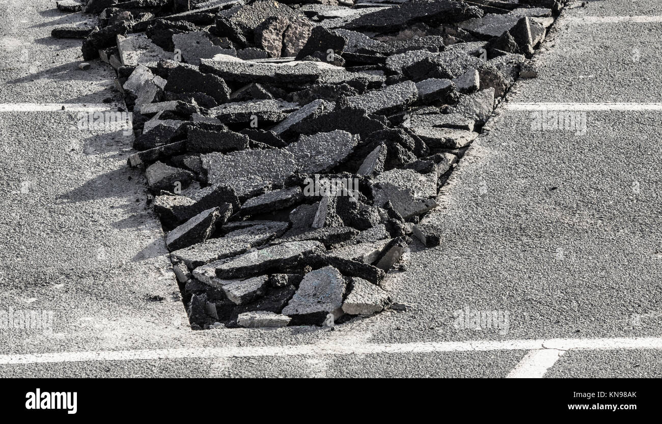 Asphalt im Straßenbau gebrochen wird. Stockfoto