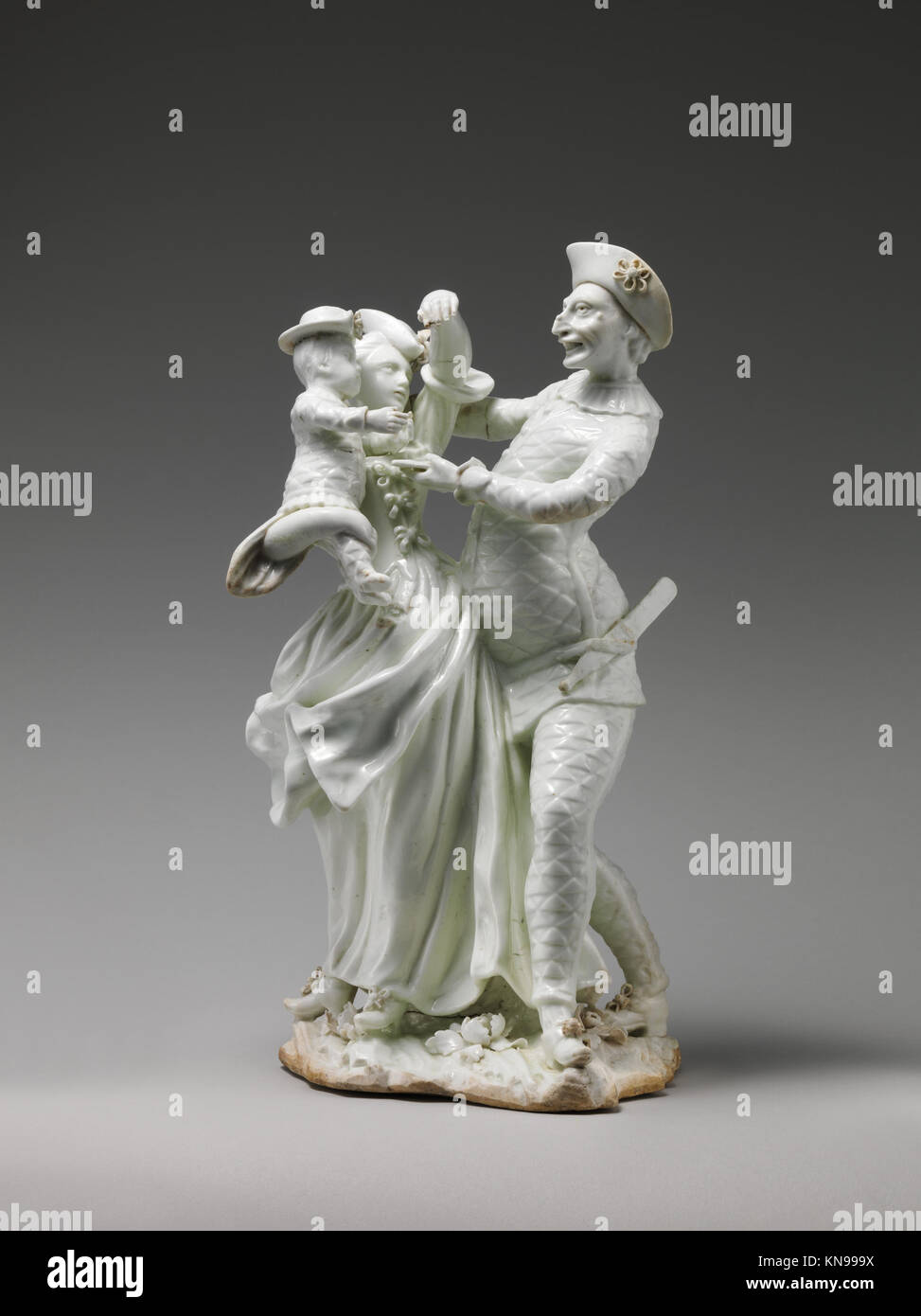 Ein Foto, das eine Gruppe von Künstlern in Harlequin-Kostümen zeigt, die Theatertradition und farbenfrohe Kleidung widerspiegeln. Stockfoto