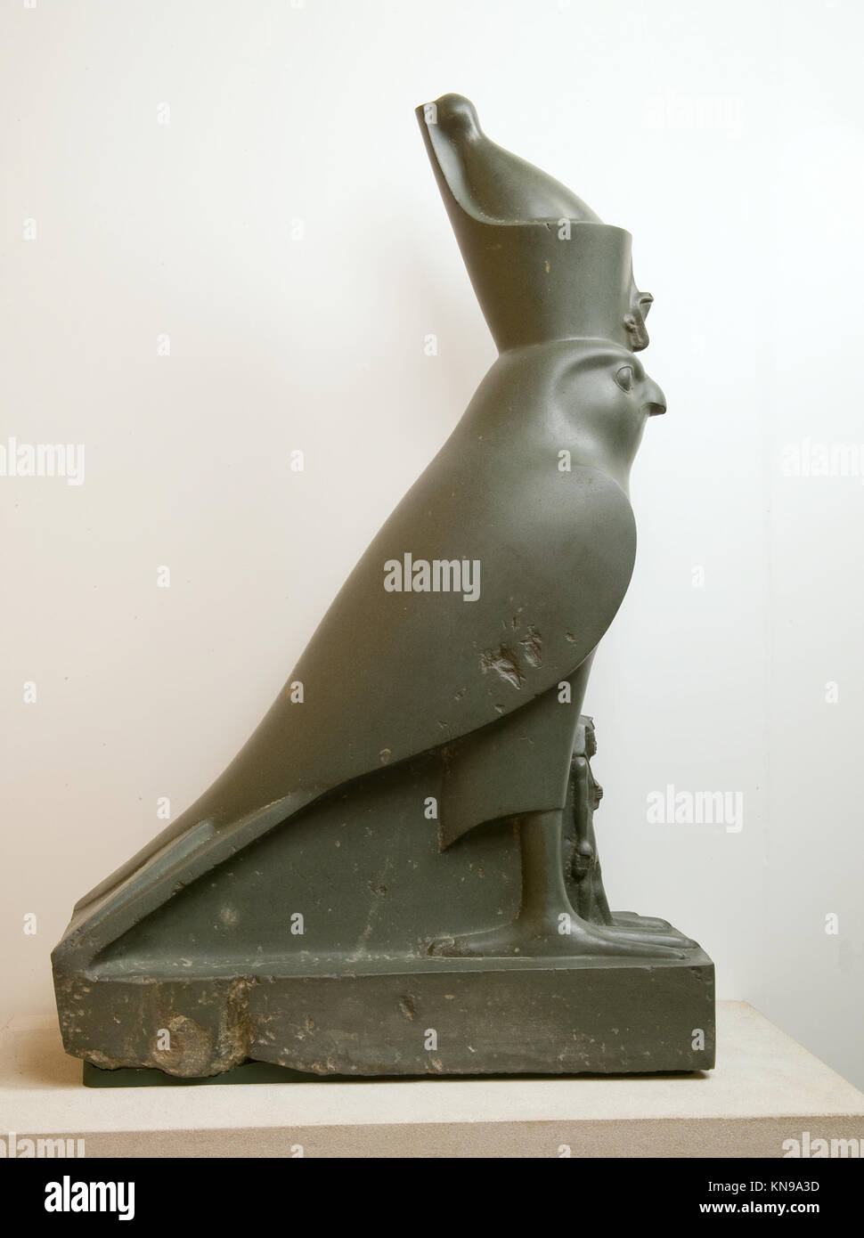 Dieses Relief zeigt Horus, den falkenköpfigen Gott, der König Nectanebo II. Beschützt und die ägyptischen religiösen Überzeugungen, königliche Ikonographie und Handwerkskunst widerspiegelt. Das Kunstwerk veranschaulicht mythologischen Symbolismus und historische kulturelle Praktiken. Stockfoto Dieses Relief zeigt Horus, den falkenköpfigen Gott, der König Nectanebo II. Beschützt und die ägyptischen religiösen Überzeugungen, königliche Ikonographie und Handwerkskunst widerspiegelt. Das Kunstwerk veranschaulicht mythologischen Symbolismus und historische kulturelle Praktiken. Stockfoto
