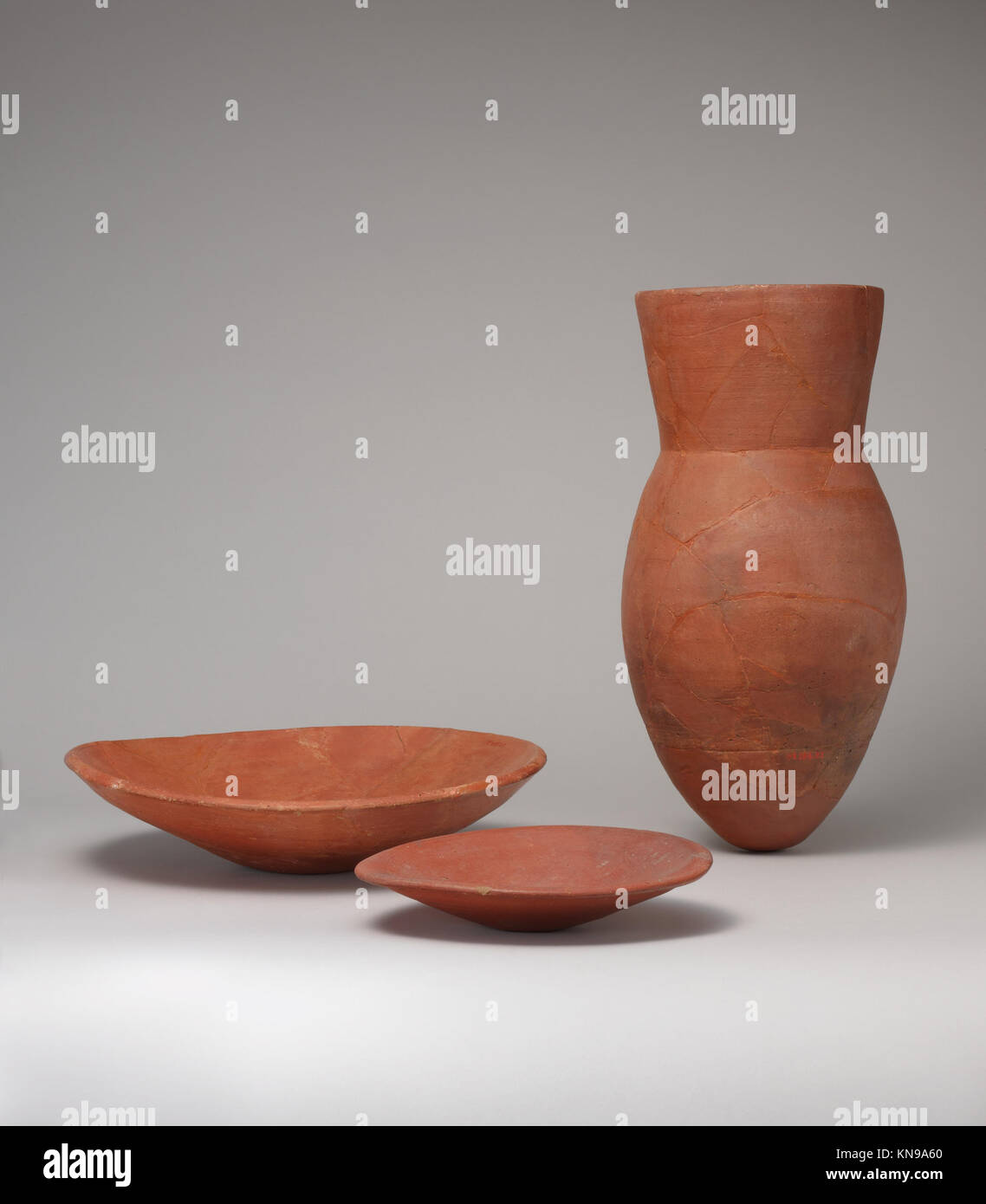 Dieses Gericht aus dem Einbalsamierungslager in Tutanchamuns Grab ist mit komplizierter Handwerkskunst ausgestattet und wurde beim Einbalsamierungsprozess des Pharaos verwendet, was Rituale und Begräbnispraktiken im alten Ägypten widerspiegelt. Stockfoto