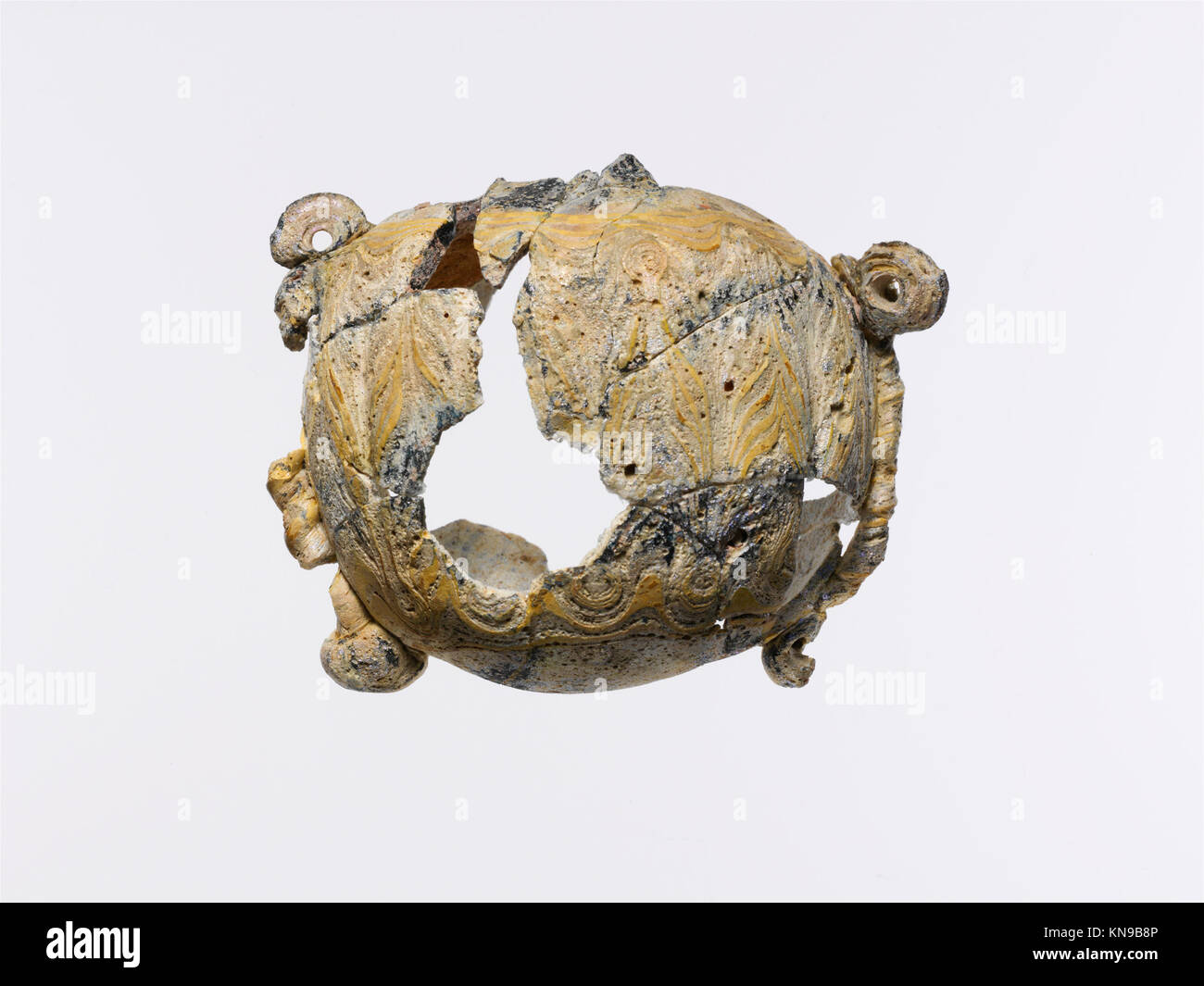 Ein lentoides Glas-Aryballos (MET DP232808) dient als Parfümflasche und demonstriert die alte Glashandwerkskunst. Stockfoto