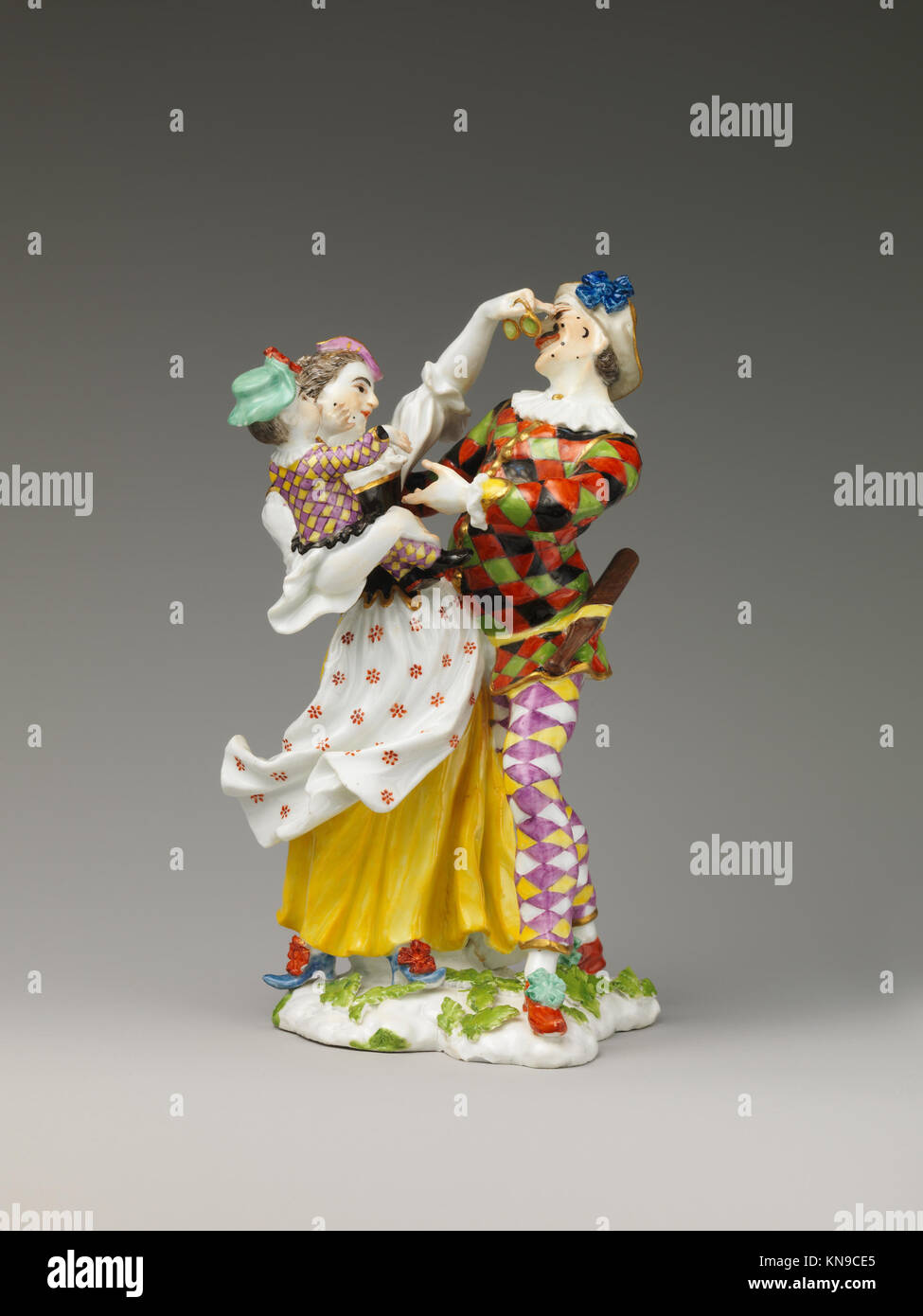 Eine Darstellung von Harlequin-Charakteren in bunten Kostümen und theatralischen Posen von Commedia dell’arte, die in der MET-Sammlung erhalten sind. Stockfoto