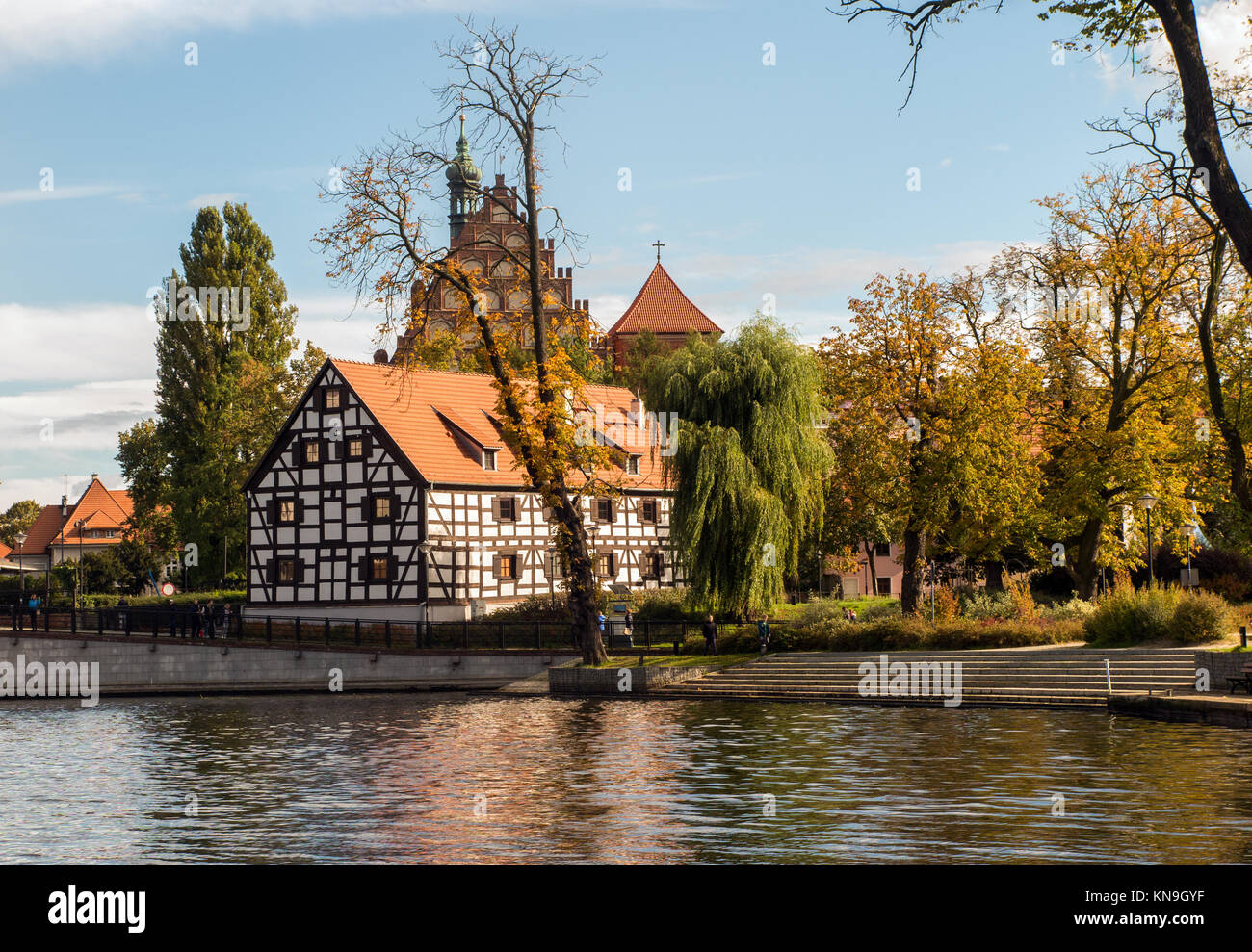 Ansicht des Museums in der polnischen Stadt Bydgoszcz Polen suchen über den Fluss Brda von Mill Insel Stockfoto