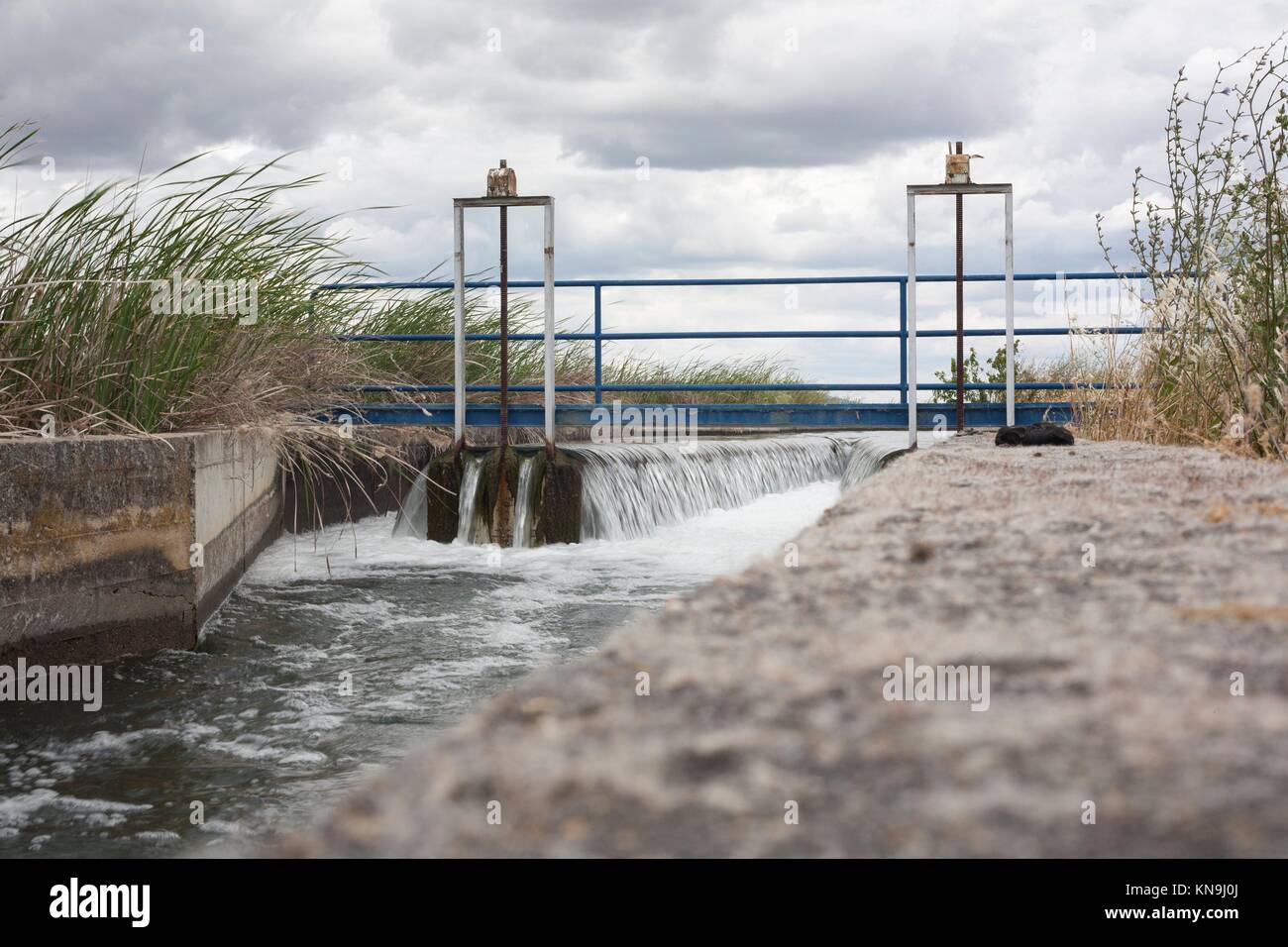 Floodgate Bereich auf riesigen bewässerungskanal von hoher Guadiana oder Vegas Altas, Extremadura, Spanien. Stockfoto