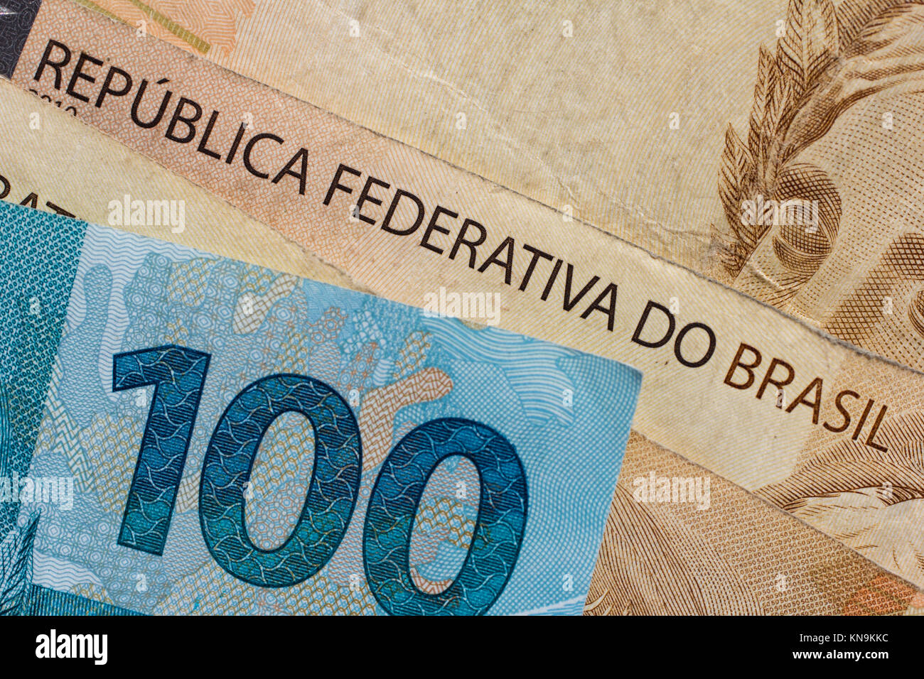 Geld aus Brasilien. Noten von Real, die brasilianische Währung. Konzept der  Finanzierung, Investitionen, Reichtum. In der Rechnung ins geschrieben Da  República Federativa do Brasil Stockfotografie - Alamy