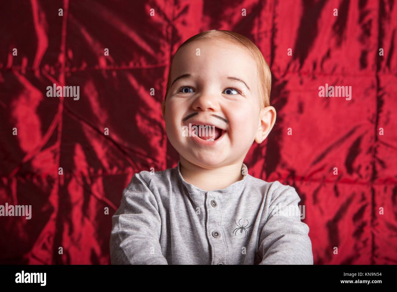 Porträt eines kleinen Jungen verkleiden sich für Halloween Party. Er lächelt. Stockfoto