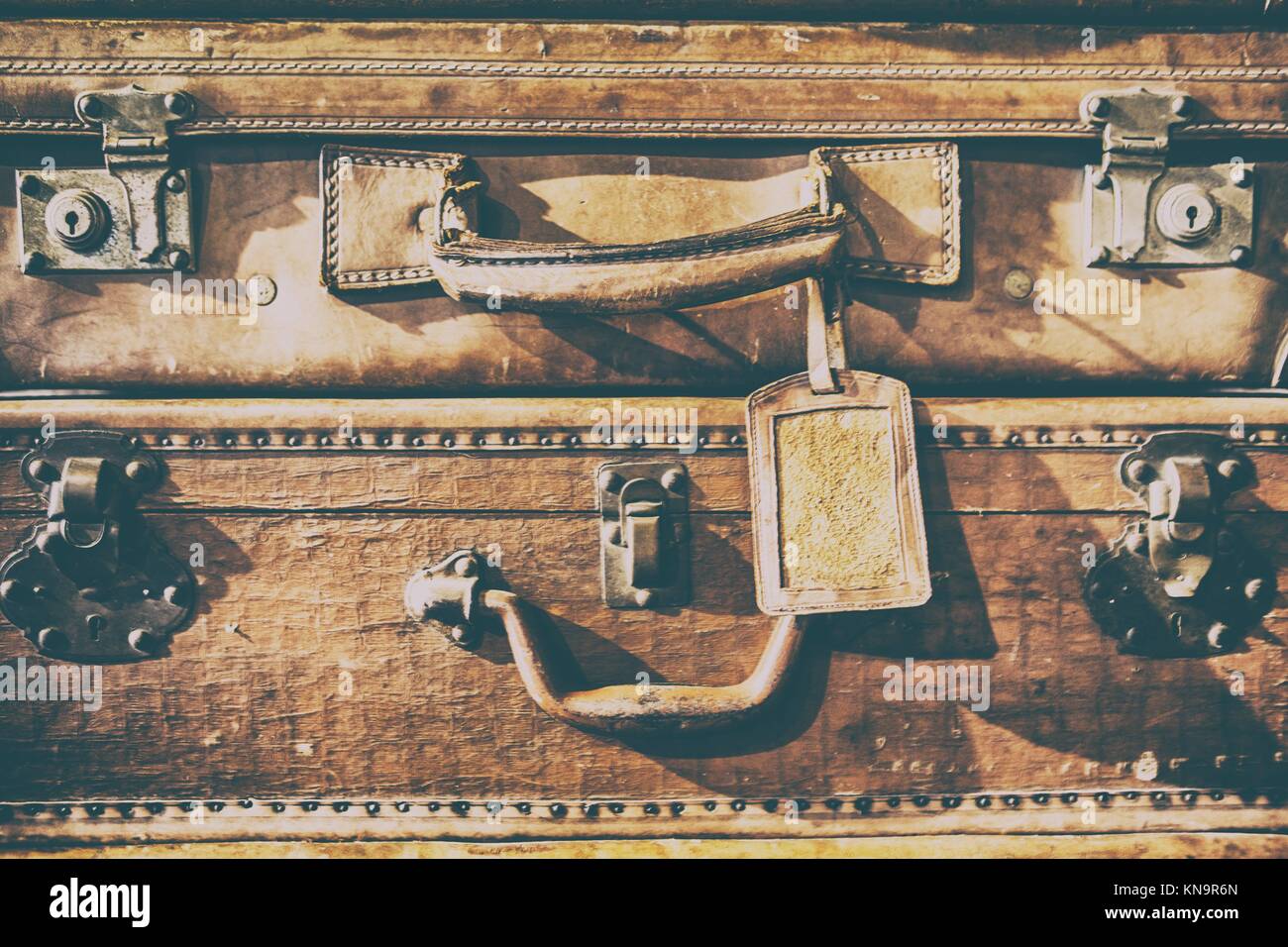 Antik leder Gepäck Koffer. Detail von Griff und Schlösser. Analog gefiltert. Stockfoto