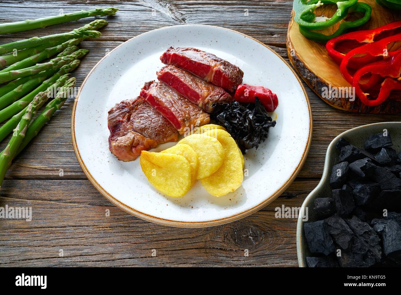Holzkohle gegrilltes Rinderfilet mit Pommes Frites und piquillo Paprika ...