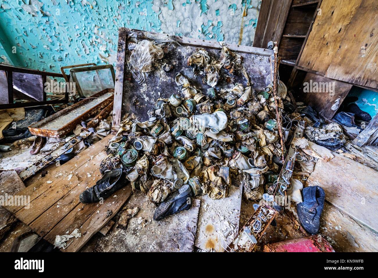 Alte Gasmasken in verlassenen Jupiter Fabrik in Pripyat ...