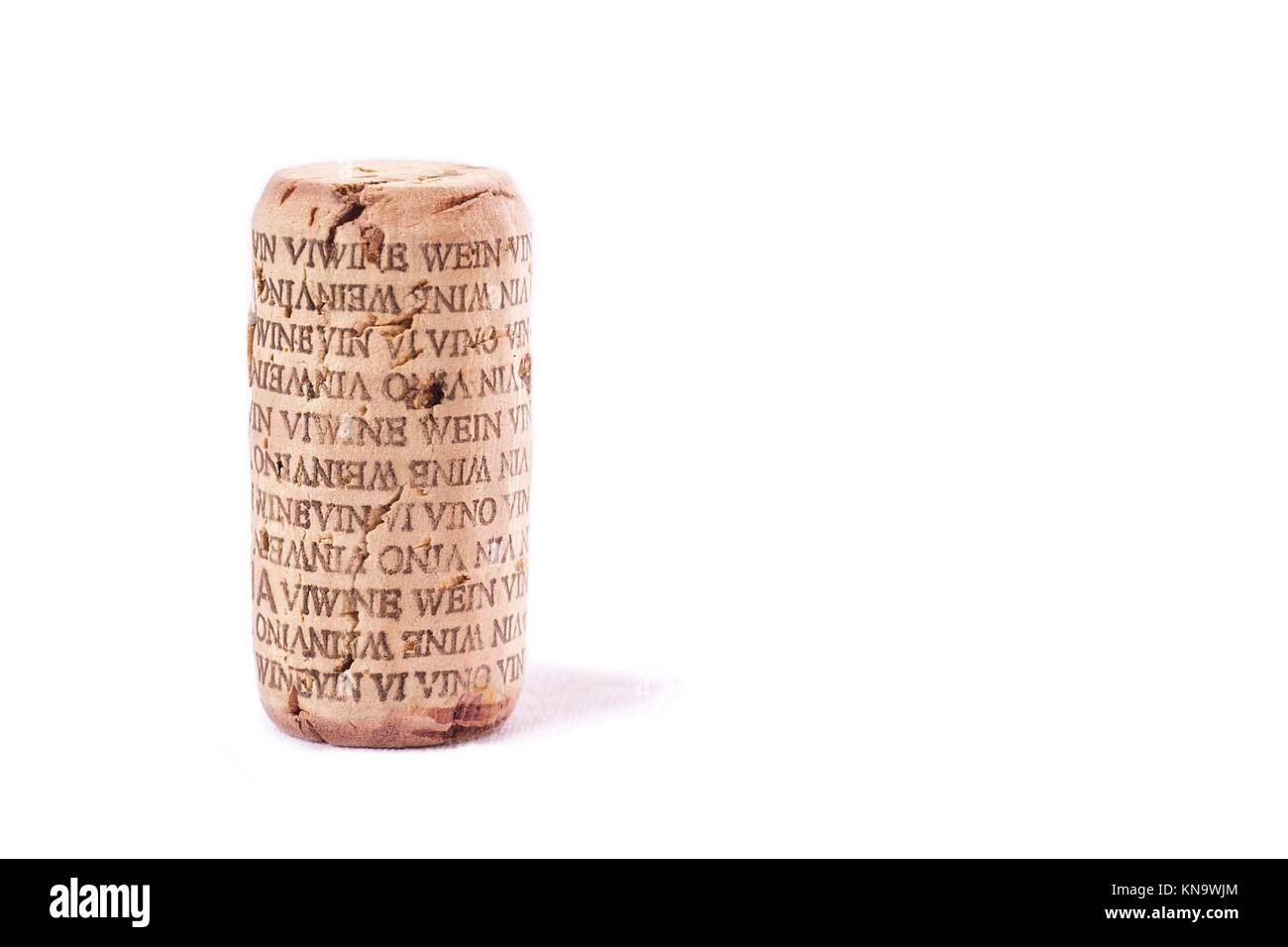 Wein Kork mit Wort Wein in mehreren Sprachen. Isoliert. Stockfoto