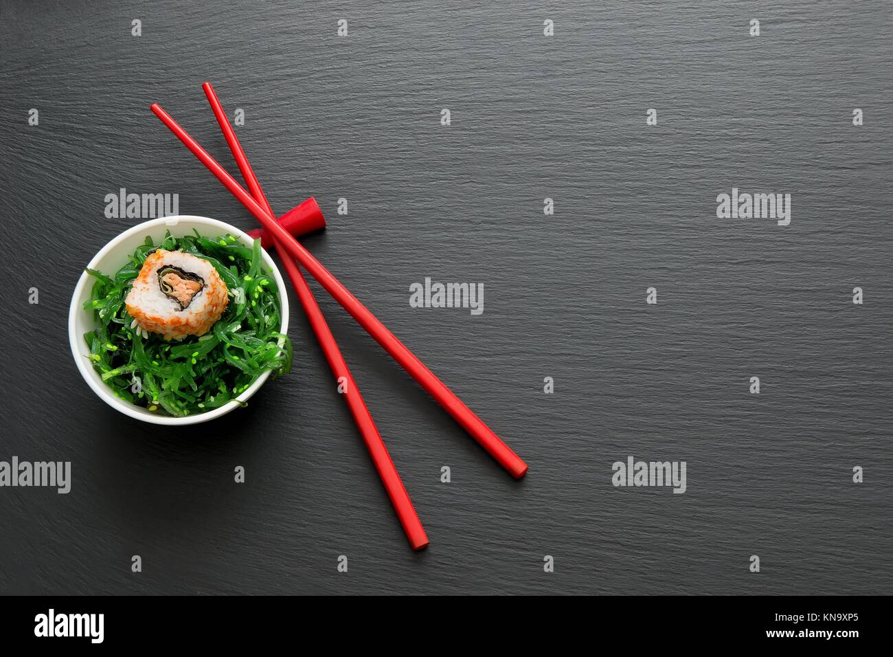 Sushi Roll mit Algen auf einer Schiefertafel Tabelle. Stockfoto