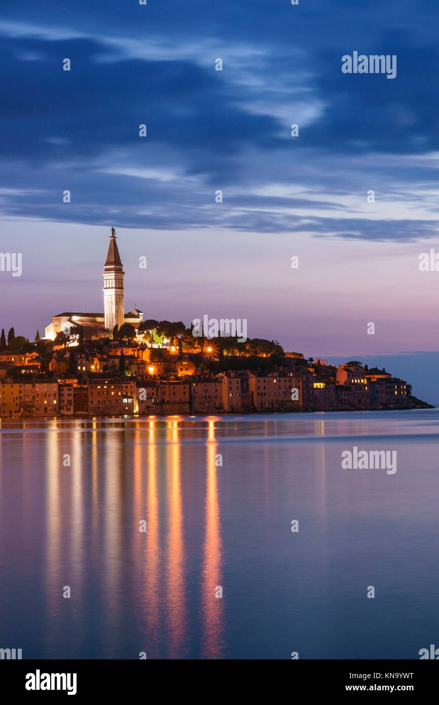 Kroatien, Halbinsel Istrien, Rovinj, beleuchtete waterfront Gebäude und Glockenturm. Stockfoto