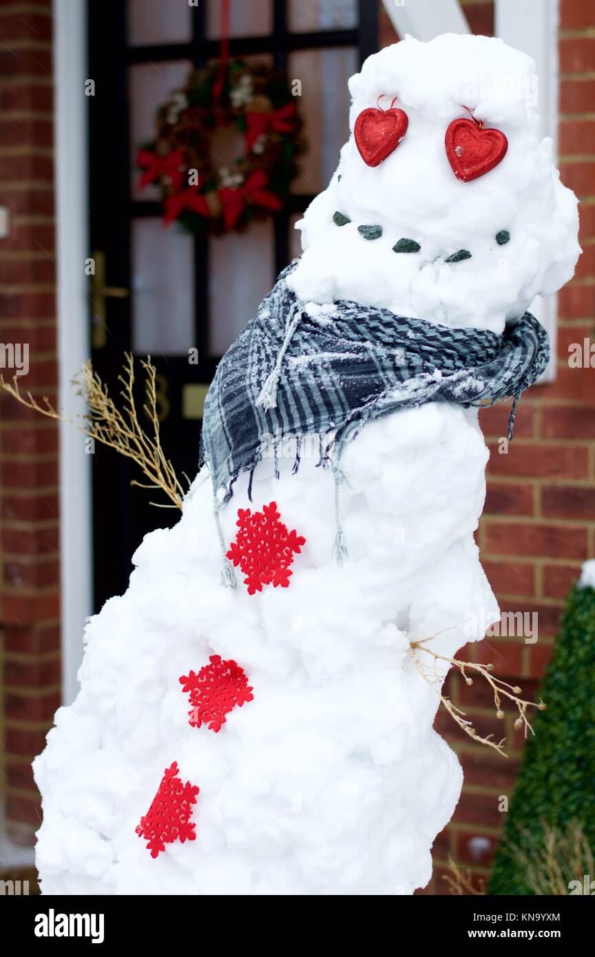 Ziemlich schlecht aussehende Schneemann in Vorgarten in Hemel Hempstead, Hertfordshire, Großbritannien Stockfoto