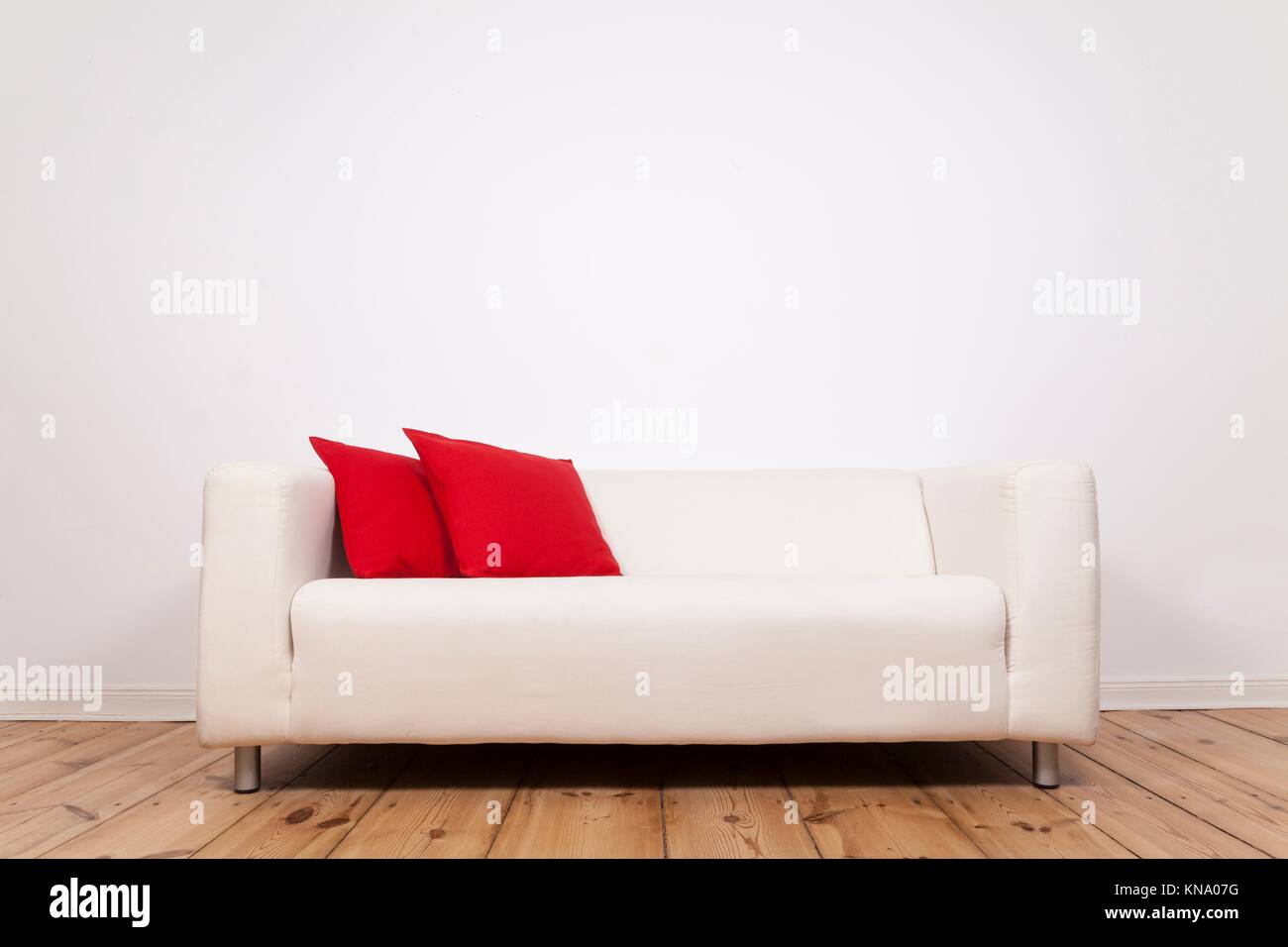 Sofa und Platz an der Wand. Stockfoto
