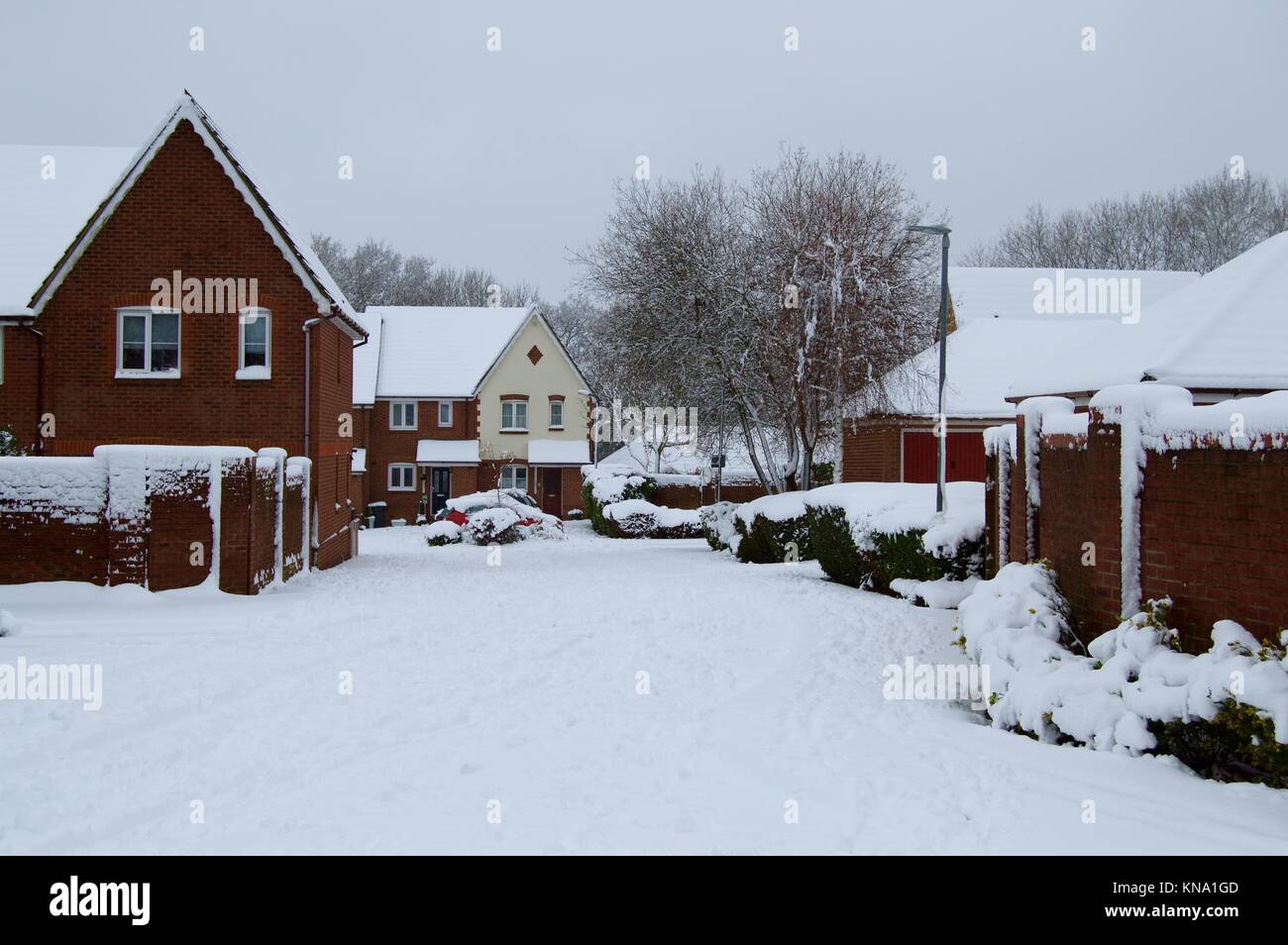 Straße abgedeckt im Schnee in Hemel Hempstead, Hertfordshire, Großbritannien Stockfoto