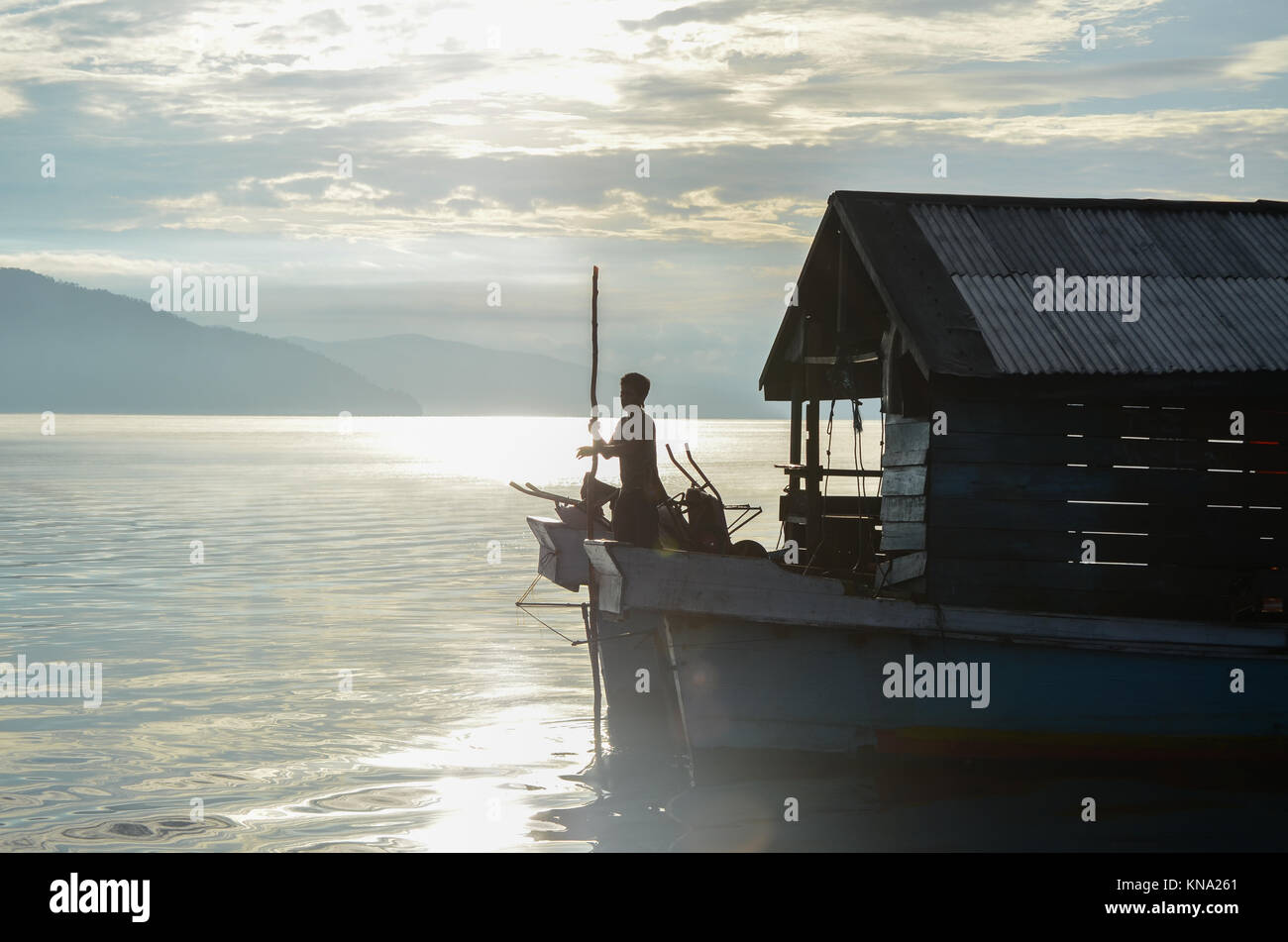 Traditionelle Boot Fahrer vorbereiten für Docking in Timampu Hafen im Süden von Sulawesi, Indonesien. Stockfoto