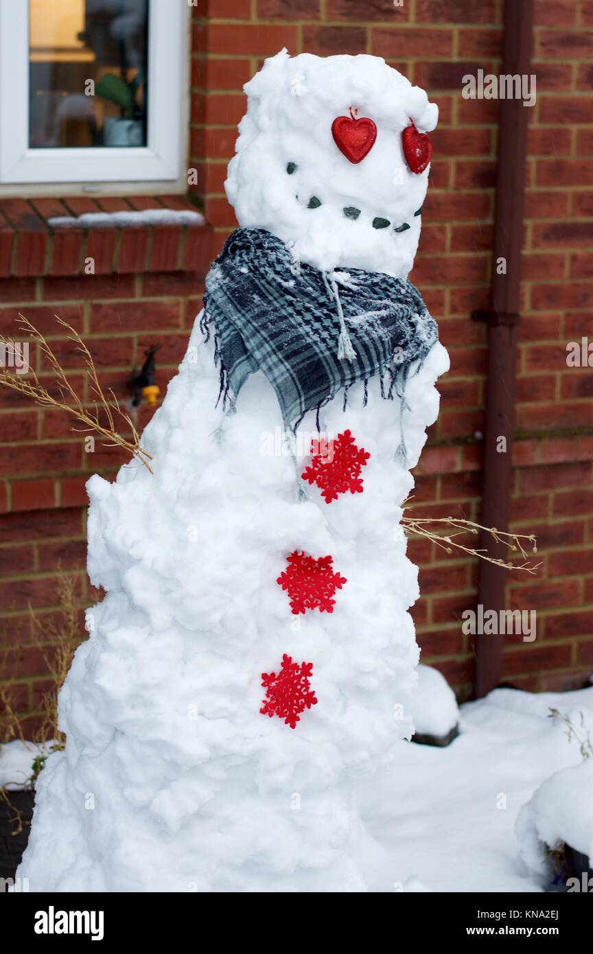 Ziemlich schlecht aussehende Schneemann in Vorgarten in Hemel Hempstead, Hertfordshire, Großbritannien Stockfoto