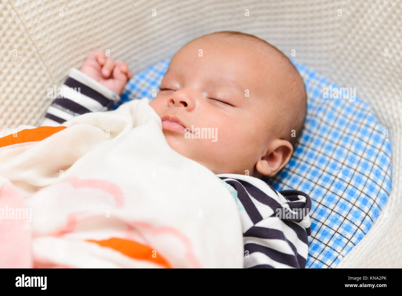 Eurasischen Baby schlafend in seinem Cradle Stockfoto