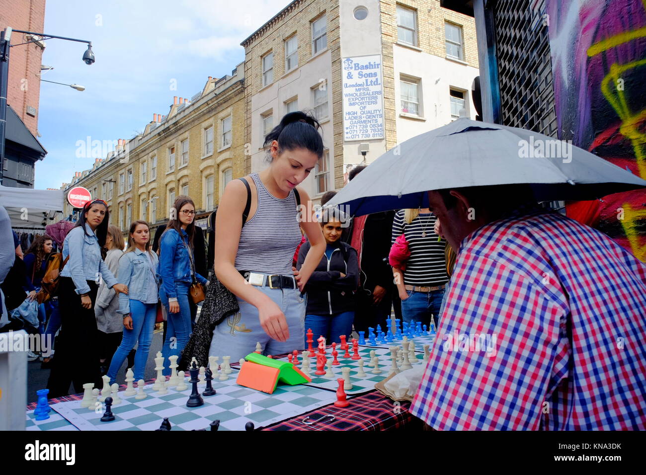 Schach Spielen auf der Brick Lane in Shoreditch, London, England, Großbritannien Stockfoto