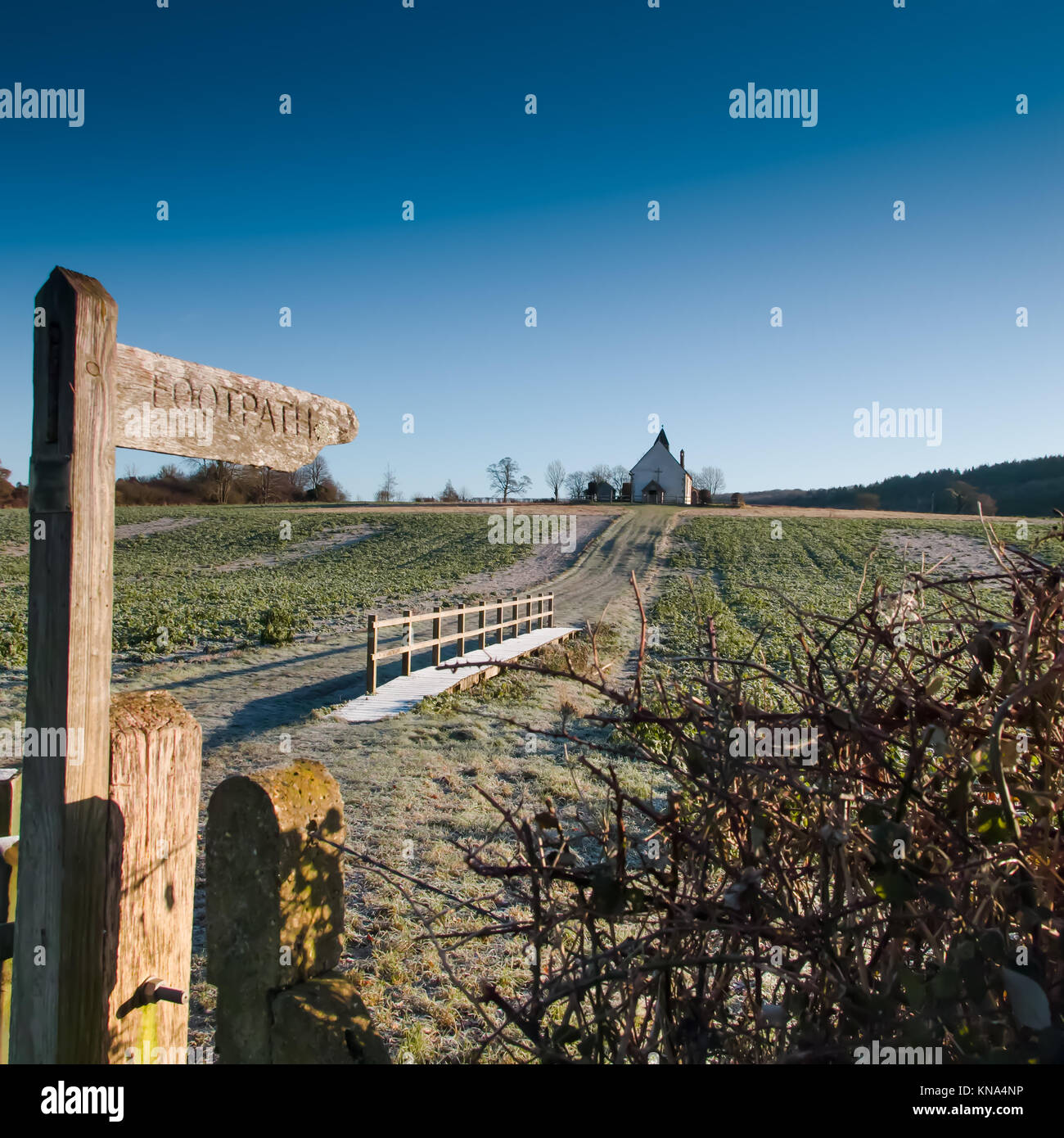 St Huberts Kirche Idsworth Hampshire UK - 11. Jahrhundert Land, Kirche - Sonnenaufgang am frostigen Morgen im Dezember Stockfoto