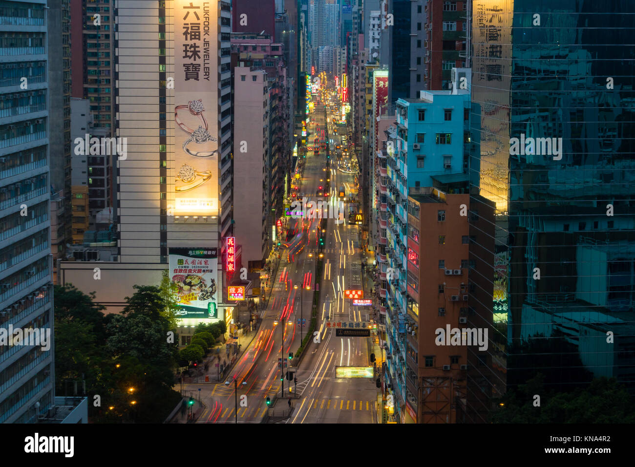 Verkehr in einer belebten Straße in Hongkong Stockfoto