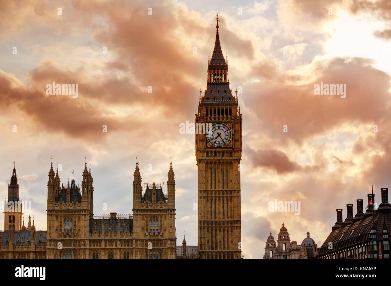 Big Ben Clock Tower in London sunset Dramatischer Himmel in England. Stockfoto
