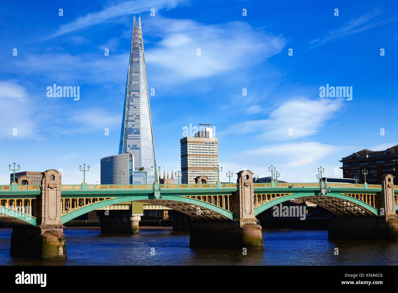 London Southwark Bridge und The Shard auf der Themse in Großbritannien. Stockfoto