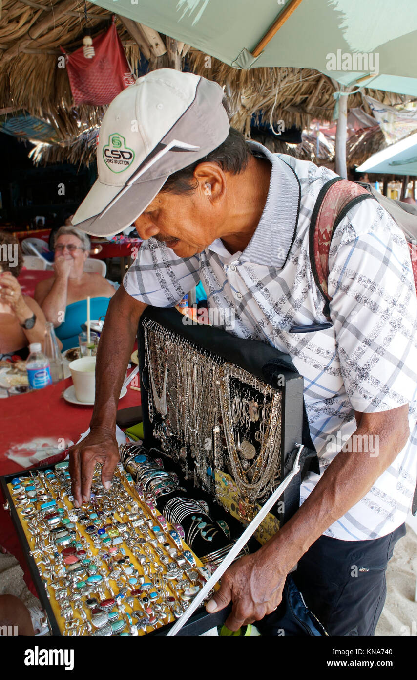 Mann an der Job als Verkäufer Stockfoto