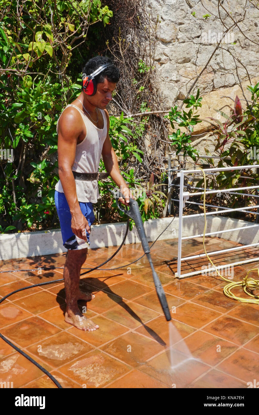 Angestellte Hilfe an mexikanischen Home, Acapulco, Mexiko. Druck waschen Fliesen Stockfoto