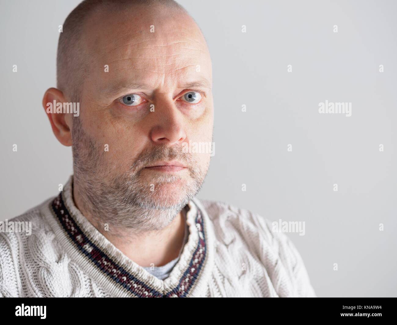Headshot, casual, Kaukasier Männlich Tragen eines weißen Pullover, schaut er in die Kamera. Stockfoto