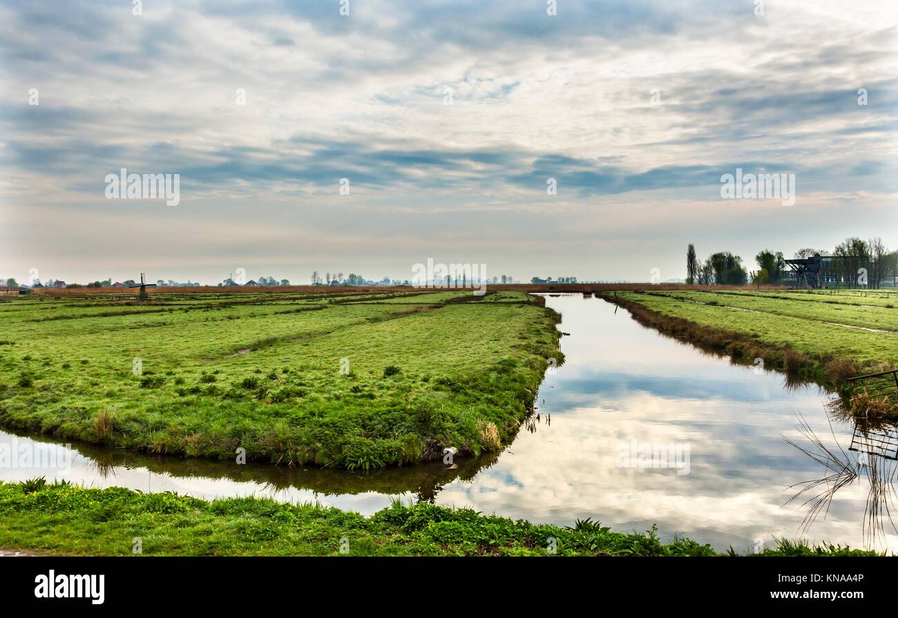 Polder Kanäle Windmühle aus Holz, Zaanse Schans alte ...