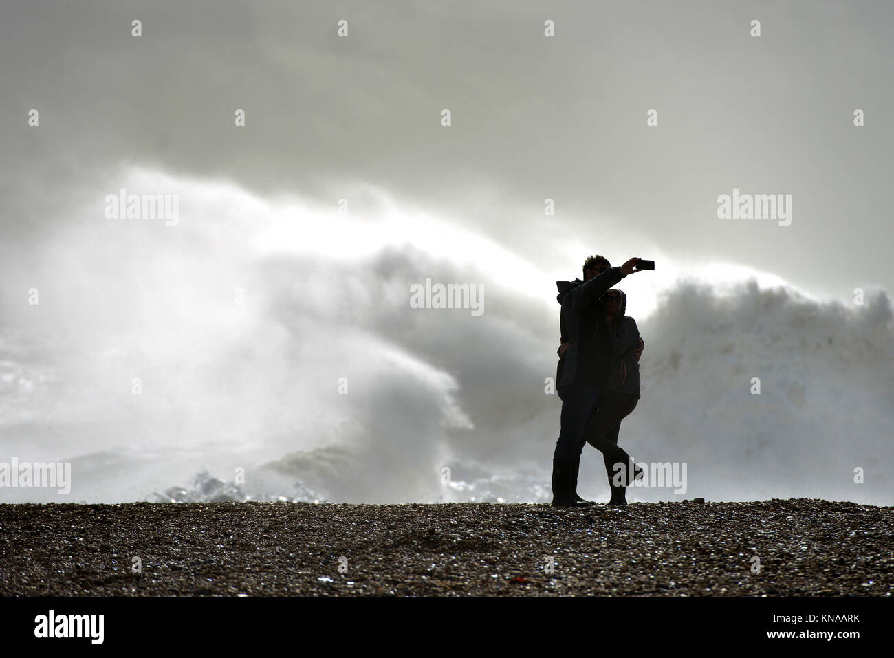 Paar ein selfie mit einem stürmischen Meer Stockfoto