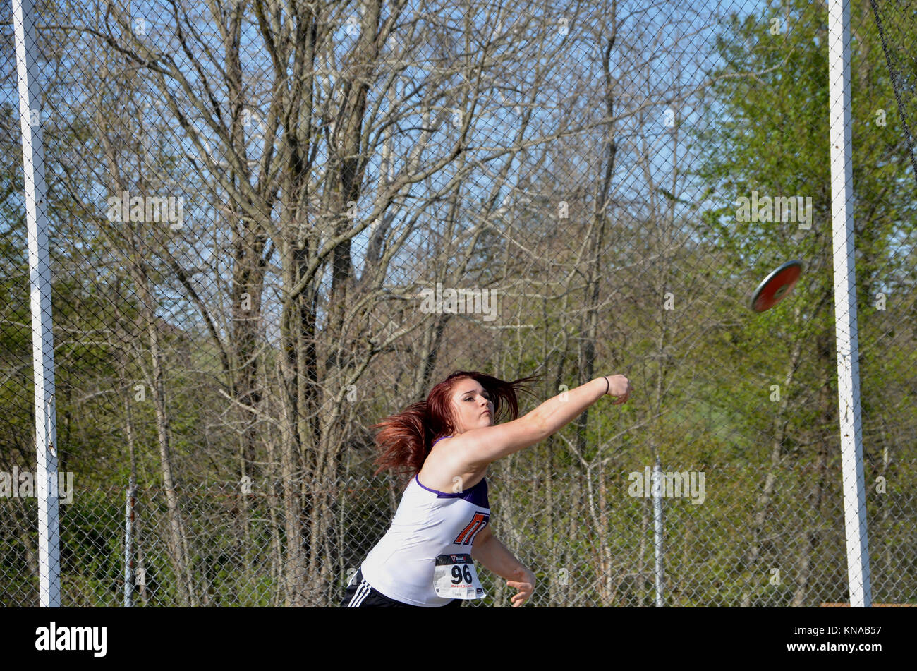 Mädchen werfen einer Festplatte, die in einer High School Diskuswerfen Ereignis an einem Leichtathletik Veranstaltung Stockfoto