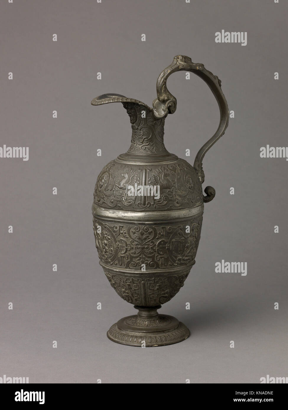 Ewer mit Figuren des Glaubens, der Hoffnung und der Nächstenliebe TRAF sich 1473-1 460486 Stockfoto