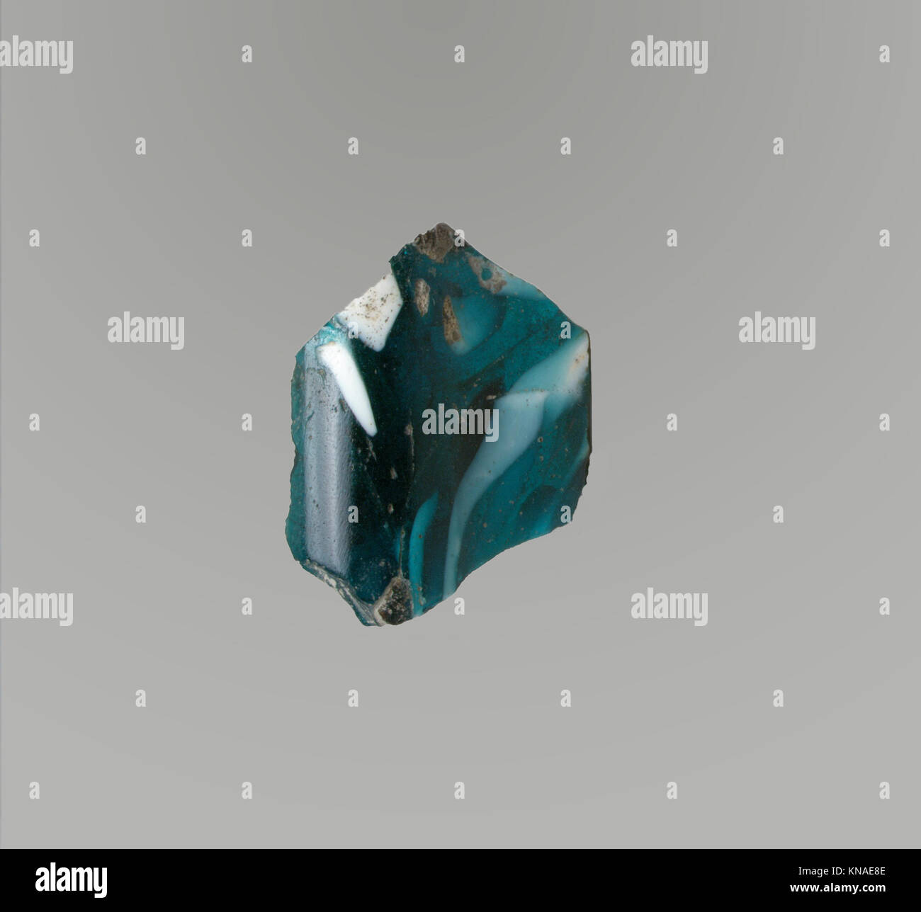 Dieses gerippte Glasmosaik-Schälfragment demonstriert künstlerische Techniken, dekorativen Stil und Materialverwendung, die für seine historische Periode charakteristisch sind. Stockfoto