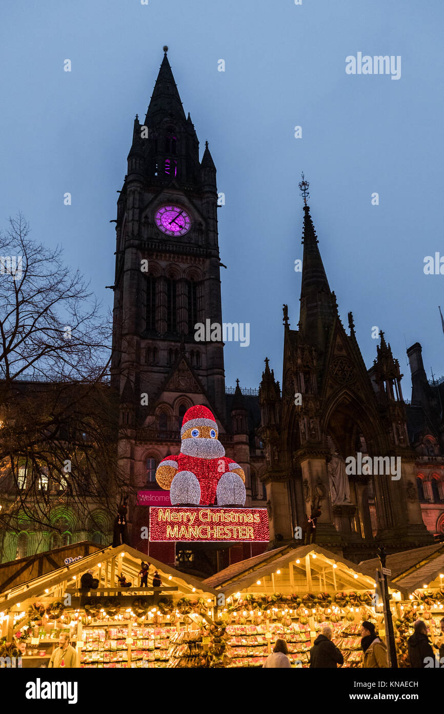 Käufer und Nachtschwärmer an der Manchester Weihnachtsmärkte Rund um die City, Manchester, England, Großbritannien Stockfoto