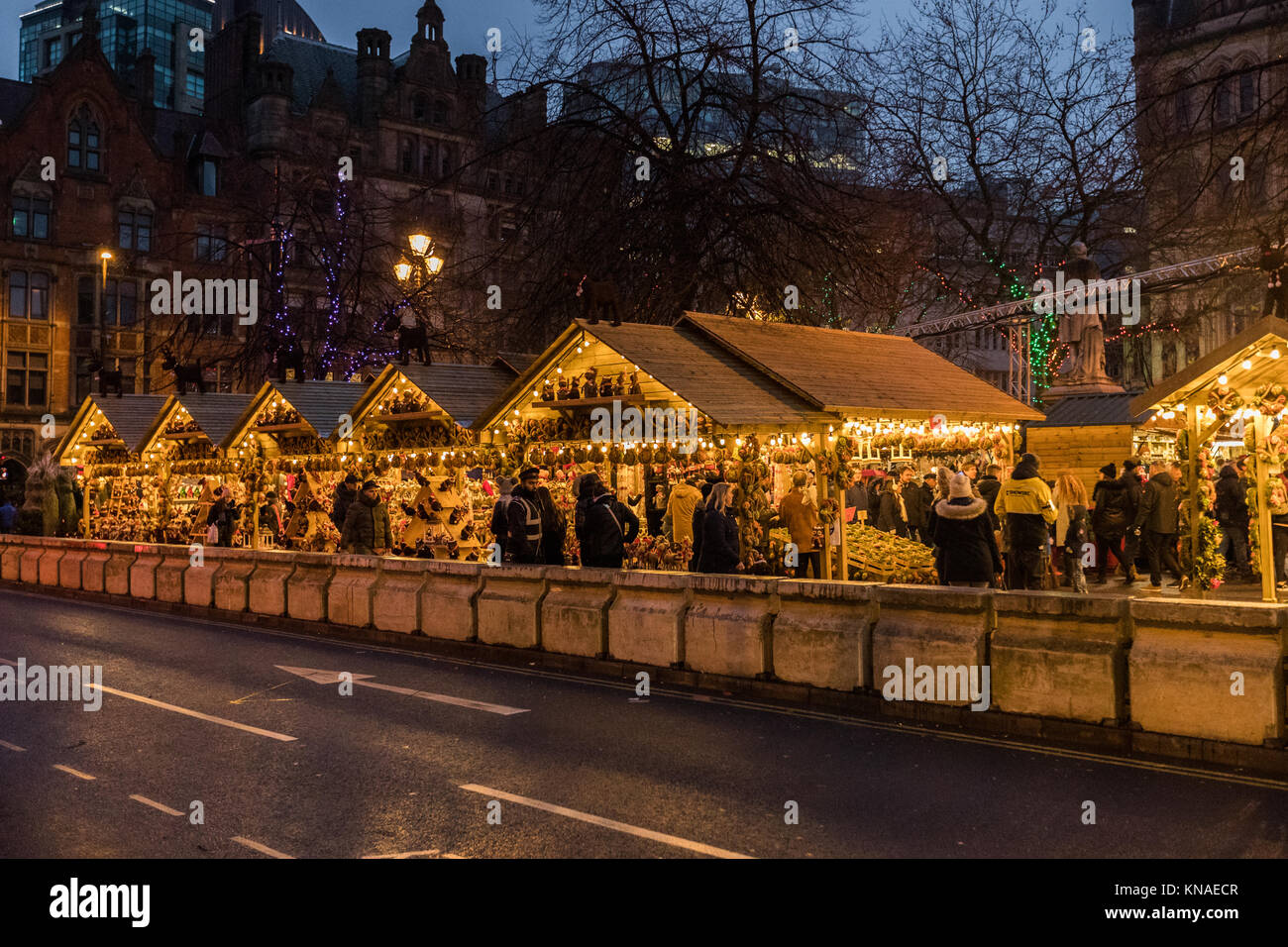 Käufer und Nachtschwärmer an der Manchester Weihnachtsmärkte Rund um die City, Manchester, England, Großbritannien Stockfoto