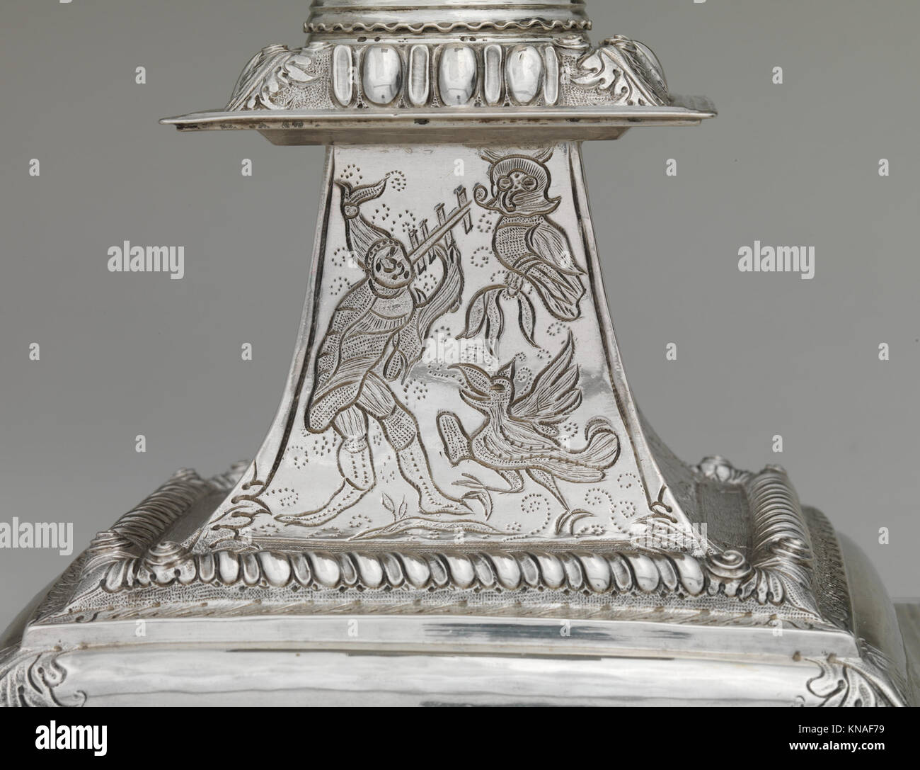 Kerzenständer MET DP251721 1223 Erbauer: Cornelius Kierstede, 1674?ca. 1757, Candlestick, ca. 1705, Silber, insgesamt: 11 7/16 x 6 1/2 x 6 1/2 Zoll (29.1 x 16.5 x 16.5 cm); 25 6 oz. (808.3 g) ohne Bobeche: H. 10 15/16 Zoll (27.8 cm); 22 oz. 17 dwt. (710.9 g) Bobeche: 2 1/4 x 2 13/16 x 2 13/16 Zoll (5.7 x 7.1 x 7.1 cm); 3 oz. 3 Zeichnung (97.4 g). Das Metropolitan Museum of Art, New York. Geschenk von Robert L. Cammann, 1957 (57.153a, b) Stockfoto
