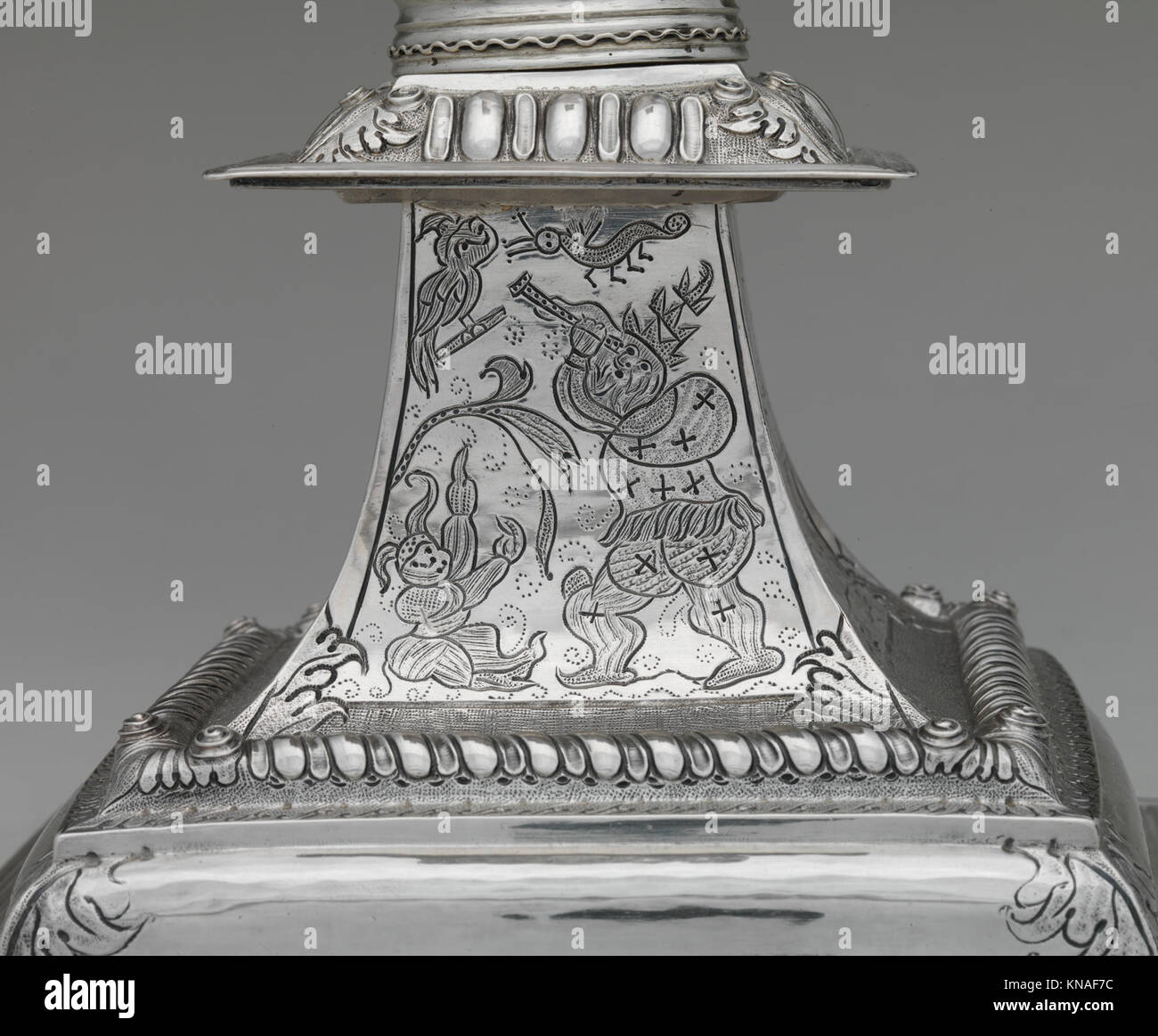 Kerzenständer MET DP251725 1224 Erbauer: Cornelius Kierstede, 1674?ca. 1757, Candlestick, ca. 1705, Silber, insgesamt: 11 3/4 x 6 7/16 x 6 7/16 Zoll (29.8 x 16.4 x 16.4 cm); 26 oz. 2 Zeichnung (811.9 g) Kerzenhalter (ohne Bobeche): H. 11 1/4 Zoll (28.6 cm); 22 oz. 18 dwt. (712.9 g) Bobeche: 2 3/16 x 2 13/16 x 2 3/4 Zoll (5.6 x 7.1 x 7 cm) 4 Zeichnung (99 g). Das Metropolitan Museum of Art, New York. Schenkung von Frau Clermont L. Barnwell, 1964 (64.83a, b) Stockfoto
