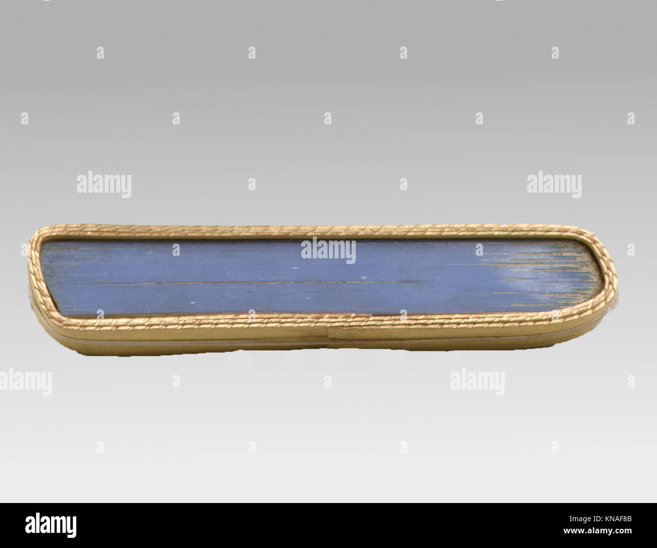 Dieses monochrome Intarsien-Fragment aus römischem Glas (Ende des 1. Jahrhunderts v. Chr. bis Anfang des 1. Jahrhunderts n. Chr.) zeigt alte Handwerkskunst und dekorative Technik, die in der Edward C. Moore Collection im MET aufbewahrt wurde. Stockfoto