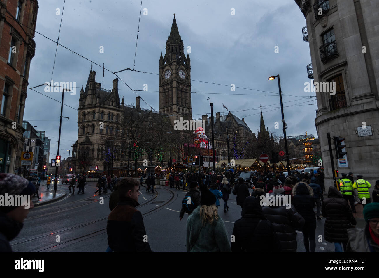Käufer und Nachtschwärmer an der Manchester Weihnachtsmärkte Rund um die City, Manchester, England, Großbritannien Stockfoto
