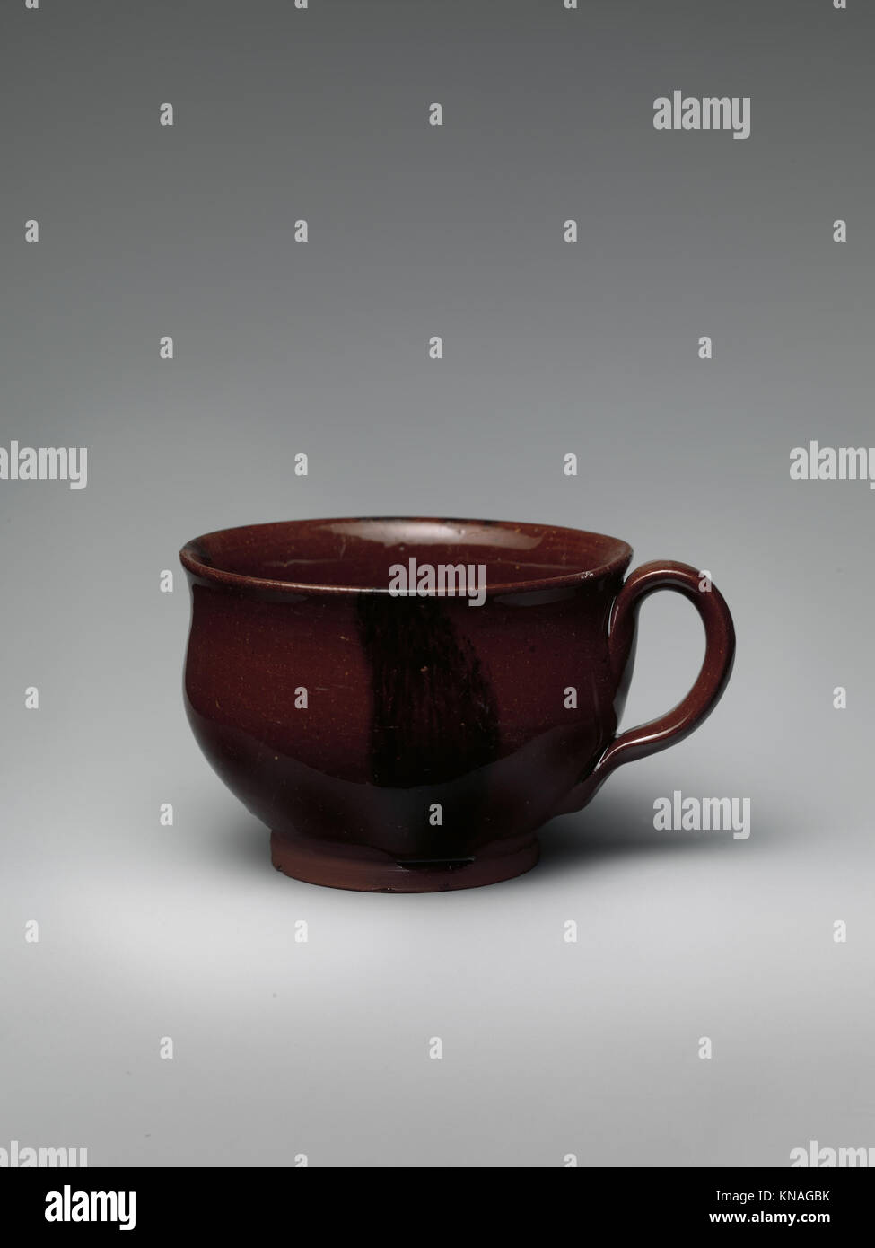 Dieser aus dem 19. Jahrhundert stammende Becher aus amerikanischem Steingut, der zwischen 1800 und 1850 hergestellt wurde, spiegelt das frühe amerikanische Keramikdesign und die handwerkliche Handwerkskunst wider. Stockfoto