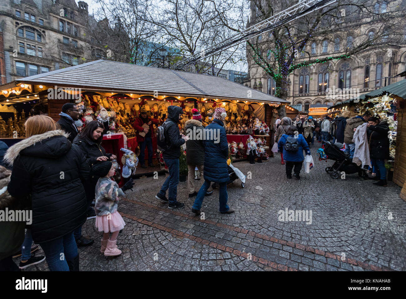 Käufer und Nachtschwärmer an der Manchester Weihnachtsmärkte Rund um die City, Manchester, England, Großbritannien Stockfoto