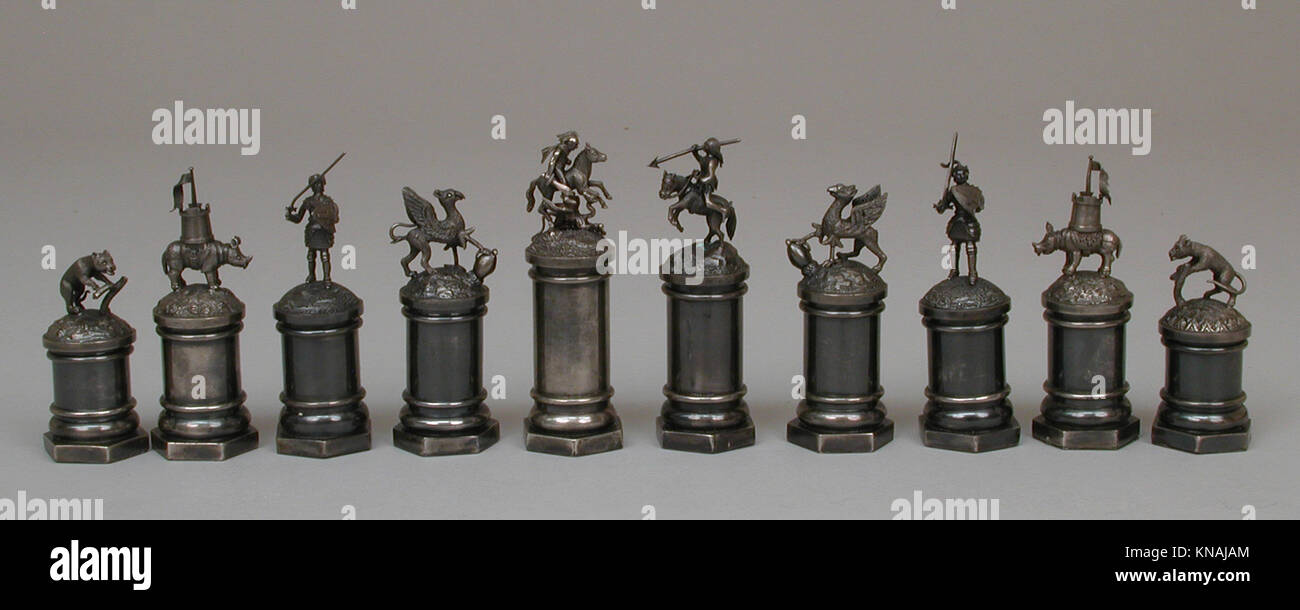 Dieses Set aus 32 Schachspielern mit seiner Box unterstreicht handwerkliches Können und künstlerisches Design und veranschaulicht funktionale und dekorative Qualitäten von Schachspielen aus der Zeit. Stockfoto