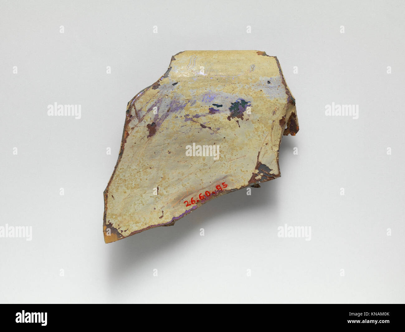 Dieses römische Glaskäfigbecher-Fragment aus dem 4. Jahrhundert n. Chr. verfügt über dichroitisches Glas und ein detailliertes Design, das die fortschrittliche Handwerkskunst der spätrömischen Glasherstellung widerspiegelt. Stockfoto