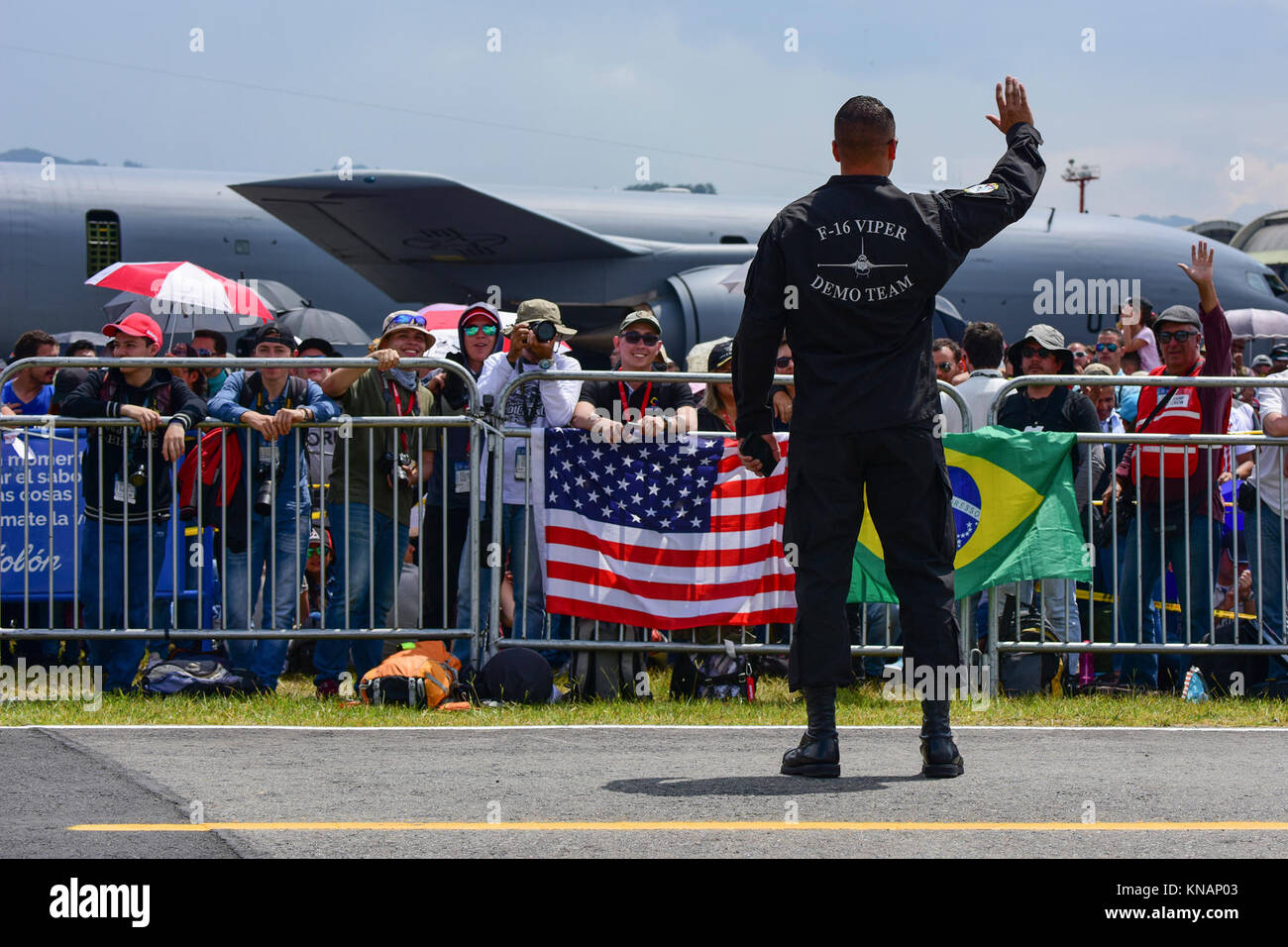 Us Air Force Tech. Sgt. Stephen Mullins, ein Avionik Techniker des Air Combat Command Viper Osten Demo Team zugewiesen, Wellen, die auf die Masse an José María Córdova International Airport während der Feria Aeronautica Internacional - Kolumbien 2017 in Rionegro, Kolumbien, 15. Juli 2017. Die United States Air Force ist die Teilnahme an der 4-tägigen Air Show mit zwei Südcarolina Air National Guard F-16 als statische Displays, plus statischem zeigt von einer KC-135, KC-10, zusammen mit einer F-16 Antenne Demonstration des Air Combat Command Viper Osten Demo Team. Vereinigten Staaten militärische Beteiligung in der Luft sho Stockfoto