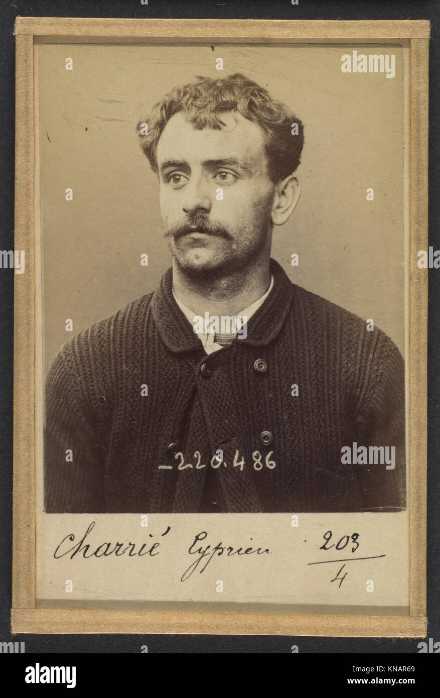Dieser Bericht identifiziert Cyprien Charri, einen 26-jährigen Drucker und Anarchist, der 1867 in Paris geboren wurde und persönliche und politische Informationen aus dem Jahr 1894 enthält. Stockfoto