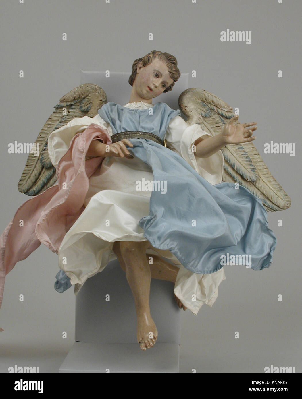 Engel MET LC-64 164 52 204153 Teekocher: Eventuell von Angelo Viva, aktive 1772?1816, Angel, 18.? aus dem 19. Jahrhundert, polychromed Holz und Gips, H.15 cm. (38,7 cm). Das Metropolitan Museum of Art, New York. Geschenk von Loretta Hines Howard, 1964 (64.164.52) Stockfoto