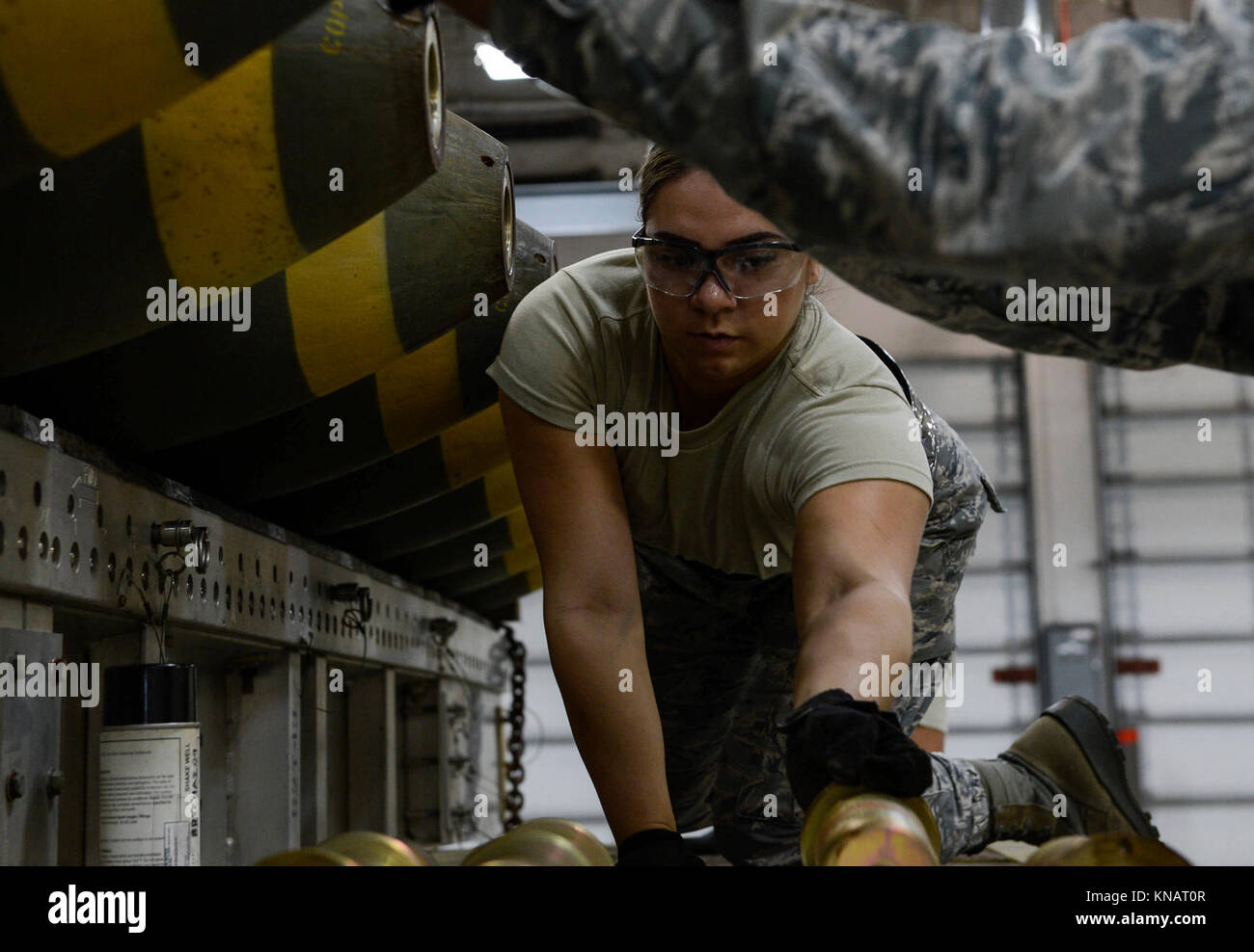 Airman Angelica Melendez, 2 Munition Squadron konventionellen Wartungstechniker, erreicht bei einer M-117 Allgemeine Bombe Komponente in Barksdale Air Force Base, La., Nov. 8, 2017. Die letzte M-117 s in der Luftwaffe Bestand wurden wegen der neuen intelligenten Bomben, die an ihrer Stelle montiert werden. (U.S. Air Force Stockfoto